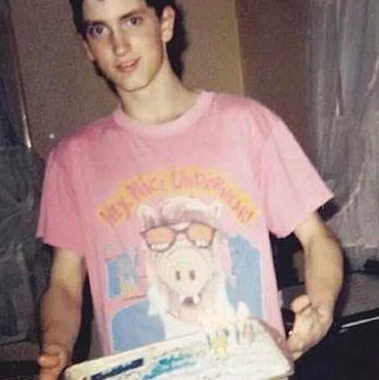 Eminem je rođen na današnji dan 1972. godine u St. Josephu u Missouriju. Djetinjstvo je proveo u Detroitu u Michiganu. Njegovi roditelji su svirali u sastavu Daddy Warbucks, a ubrzo nakon njegovog rođenja, njegov je otac napustio njegovu majku i odselio se u Kaliforniju. U školi je bio suočen s mnogo problema. Drugi dječaci su ga često zlostavljali. 