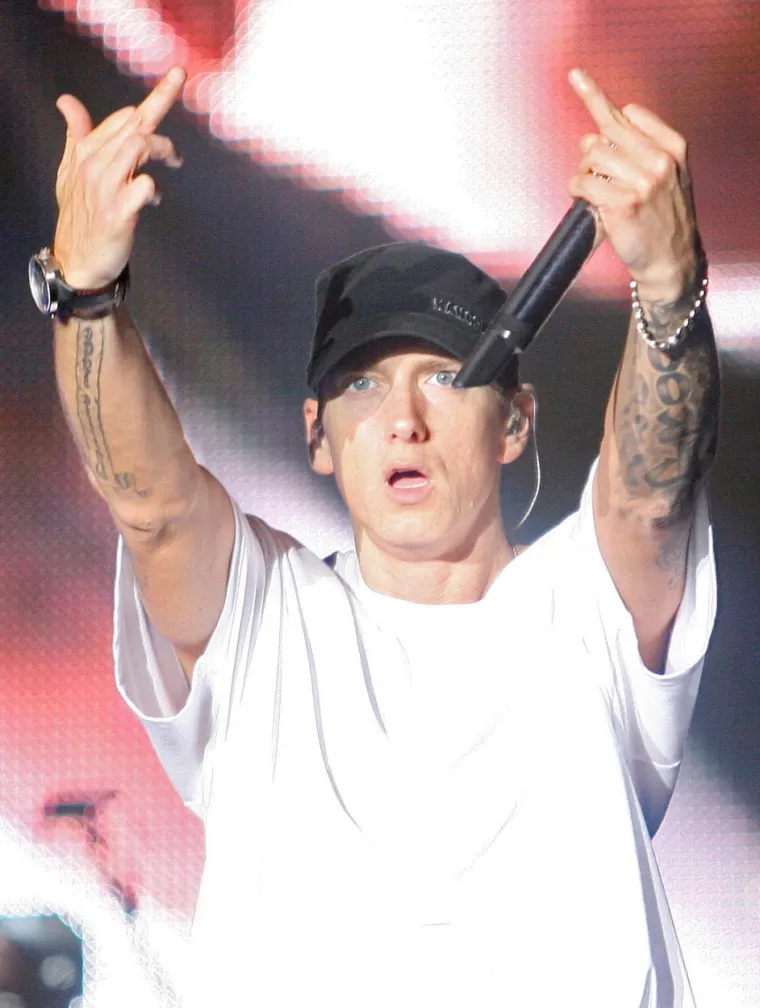 Eminem je duže vrijeme bio u lošim odnosima sa svojom majkom, ovisnom o ljekovima, koja je često zapostavljala Eminema i njegovog mlađeg brata Nathana. U pjesmi &quot;Headlights&quot; s albuma &quot;Marshall Mathers LP 2&quot;, Marshall oprašta svojoj majci i ispričava se za pjesmu &quot;Cleanin&apos; Out My Closet&quot;.