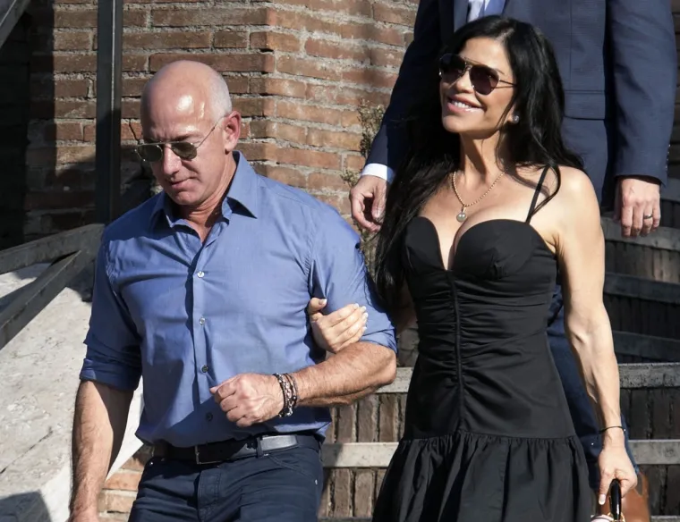 Jeff Bezos i njegova družica stigli u Rim: Milijarder nije skrivao ponos dok je fatalna Lauren isticala raskošan dekolte