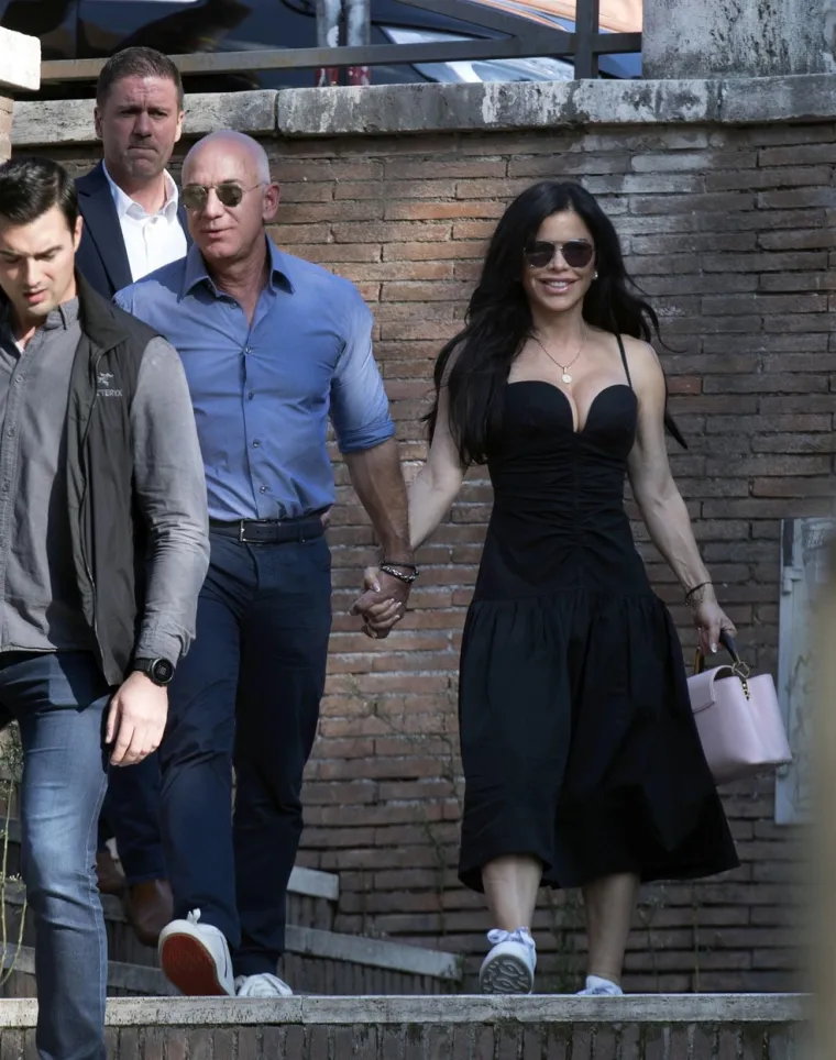 Jeff Bezos i njegova družica stigli u Rim: Milijarder nije skrivao ponos dok je fatalna Lauren isticala raskošan dekolte