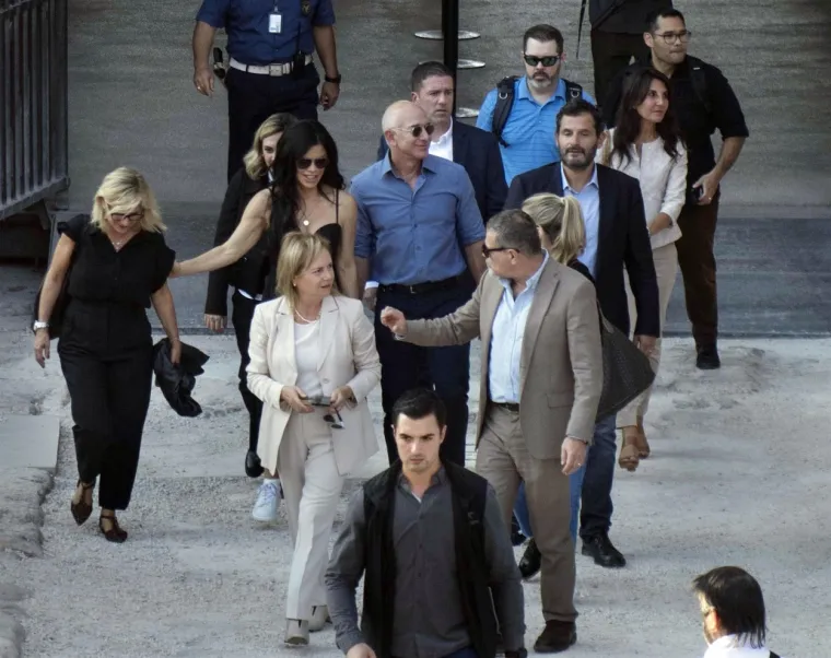 Jeff Bezos i njegova družica stigli u Rim: Milijarder nije skrivao ponos dok je fatalna Lauren isticala raskošan dekolte
