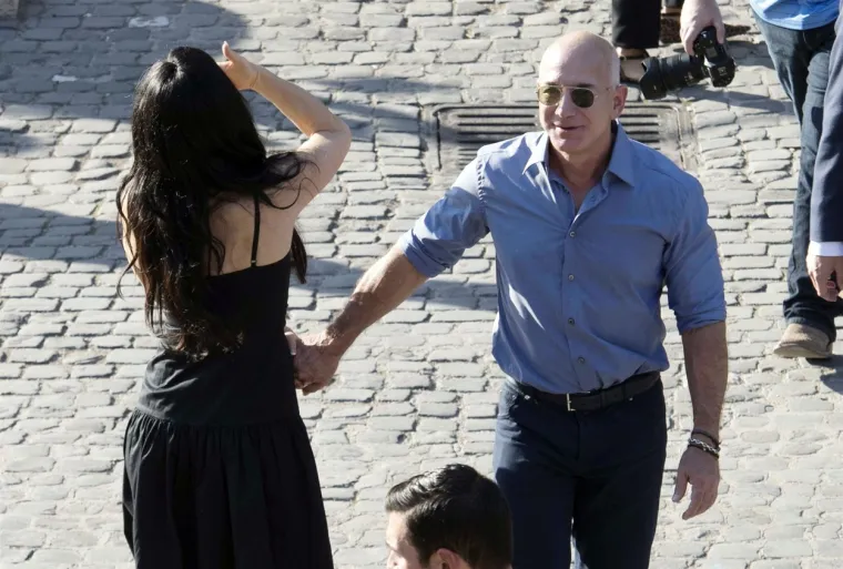 Jeff Bezos i njegova družica stigli u Rim: Milijarder nije skrivao ponos dok je fatalna Lauren isticala raskošan dekolte