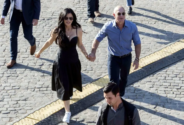 Jeff Bezos i njegova družica stigli u Rim: Milijarder nije skrivao ponos dok je fatalna Lauren isticala raskošan dekolte