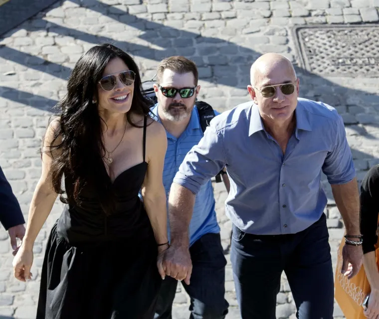 Jeff Bezos i njegova družica stigli u Rim: Milijarder nije skrivao ponos dok je fatalna Lauren isticala rasko&scaron;an dekolte