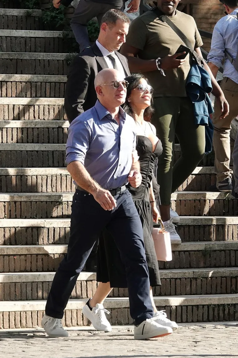 Jeff Bezos i njegova družica stigli u Rim: Milijarder nije skrivao ponos dok je fatalna Lauren isticala rasko&scaron;an dekolte