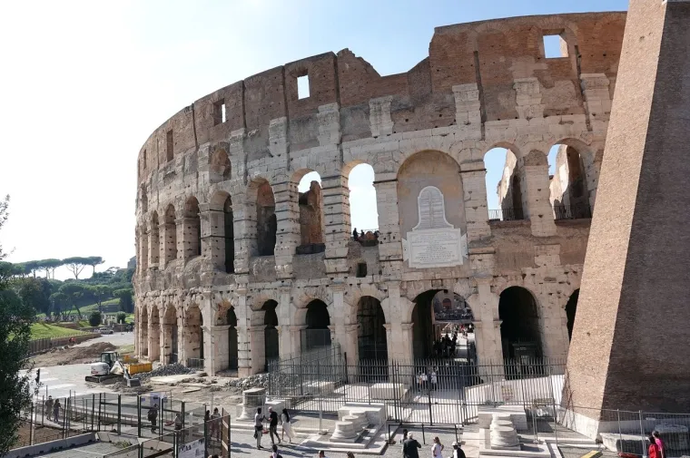 Jeff Bezos i njegova družica stigli u Rim: Milijarder nije skrivao ponos dok je fatalna Lauren isticala rasko&scaron;an dekolte