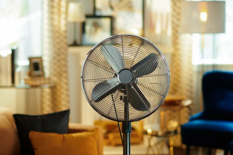 2. Postavite predmete ispred ventilatora: Za sušenje manjih komada odjeće poput čarapa stručnjak je preporučio korištenje ventilatora.
&quot;Postavite ventilator tako da puše zrak preko vašeg čistog rublja, ali osigurajte da su vaši predmeti sigurno pričvršćeni kako biste izbjegli da ih otpuše. Osim toga, pokušajte izbjeći stavljanje odjeće preblizu ventilatora jer ne želite da blokira protok zraka ili da se zapetlja.&quot;