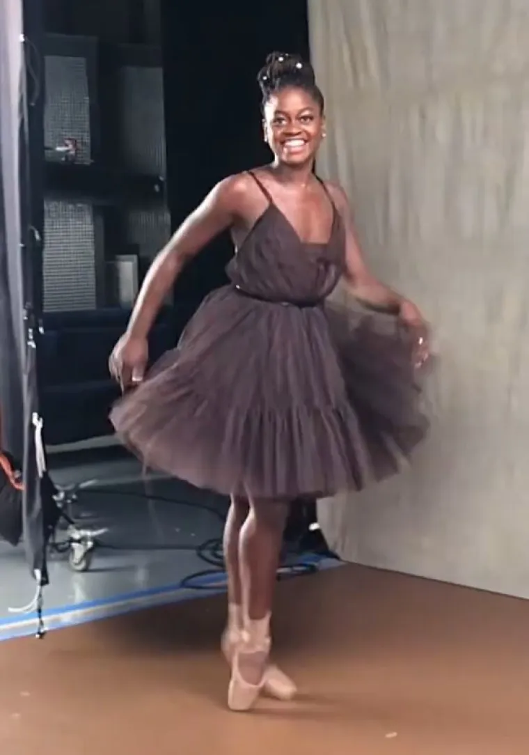 Žena po imenu Elaine DePrince, koja je živjela u New Jerseyju, sanjala je o posvojenju djeteta iz Afrike. Planirala je posvojiti Michaelinu prijateljicu Mabinty. Ali, prije nego što je krenula s posvajanjem, došlo je do zabune. 