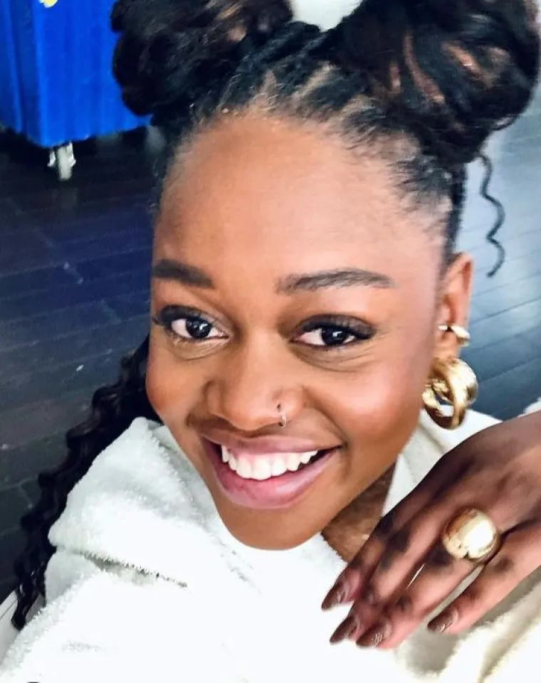 Sa 17 godina postala je najmlađa balerina koja je nastupila u &apos;Dance Theatre of Harlem&apos; u New Yorku. Kasnije ju je angažirao Nizozemski nacionalni balet, a Amsterdam danas naziva svojim domom. &quot;To nije bajka&quot;, rekla je. &quot;Moraš naporno raditi. Puno je gubitaka, puno boli. Ali, ja volim nastupe.&quot;