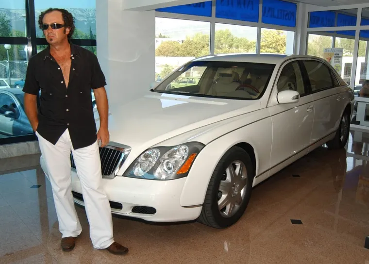 Željko Kerum pored svog skupocjenog automobila Maybacha (bijela zvjerka) 2003. godine. 