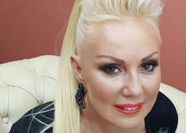 Podsjetimo, venska tromboza nastaje zbog zastoja tromba u veni. Mogu biti zahvaćene površinske vene što se naziva superficijalni tromboflebitis ili duboke vene pa se govori o dubokoj venskoj trombozi.