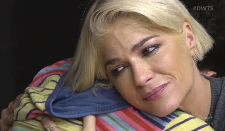 Godinu dana kasnije, pojavila se i na Oscarima gdje je imala štap i posebnu haljinu kako bi mogla sigurno stajati na nogama: &quot;Kada sam se pojavila na crvenom tepihu i vidjela sve te kamere, počela sam plakati. Moj menadžer došao je po mene. Ali, tada sam shvatila da nema povratka, otkrila sam svoj problem javnosti&quot;, rekla je Selma.
