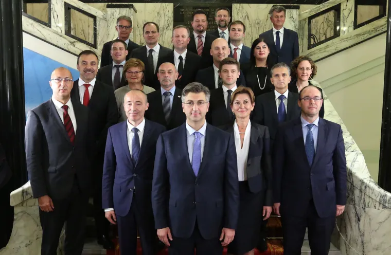 Nakon toga, zajedno sa svim svojim tadašnjim ministrima prisegnuo je na dužnost. Naravno već i ptice na grani znaju da je od tadašnje Vlade ostalo samo njih troje - 
