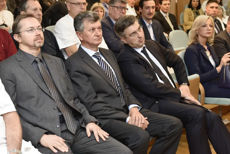 
Nakon mjesec dana &quot;vladanjem&quot;, Andrej Plenković bio je na otvorenju u KBC-u Zagreb gdje je tada bila otvorena nova operacijska sala i jedinica intenzivnog liječenja. Na otvorenju je uz njega bio i tadašnji ministar zdravstva Milan Kujundžić.