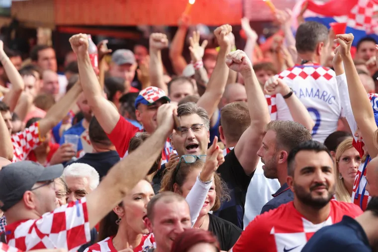 Za vrijeme finala Svjetskog nogometnog prvenstva u Rusiji 2018. godine Plenković je na trgu zajedno s navijačima pratio utakmicu