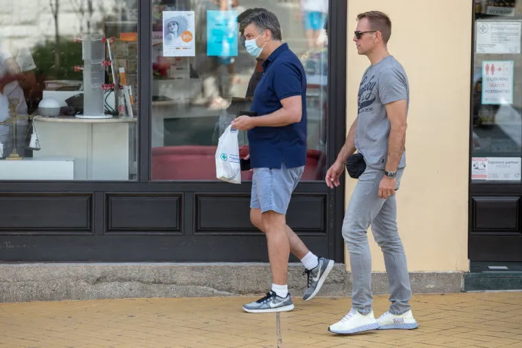 Premijer tijekom godišnjeg odmora na Kvarneru u Opatiji kamere su ulovile u ležernijem izdanju kako kupuje potrebne namirnice na tržnici te posjećuje ljekarnu. 
