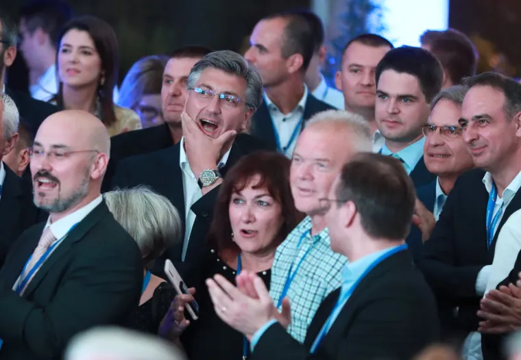 U stožeru HDZ-a u Arheolo&scaron;kom muzeju na dan kada su "maske" pale i COVID-a kao da nema, Plenković je slavio pobjedu.

