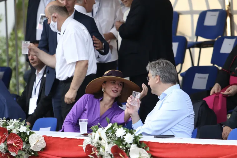 Bio je u ugodnom razgovoru na 305. Sinjskoj Alki sa suprugom predsjednika Milanovića - Sanjom Musić Milanović.