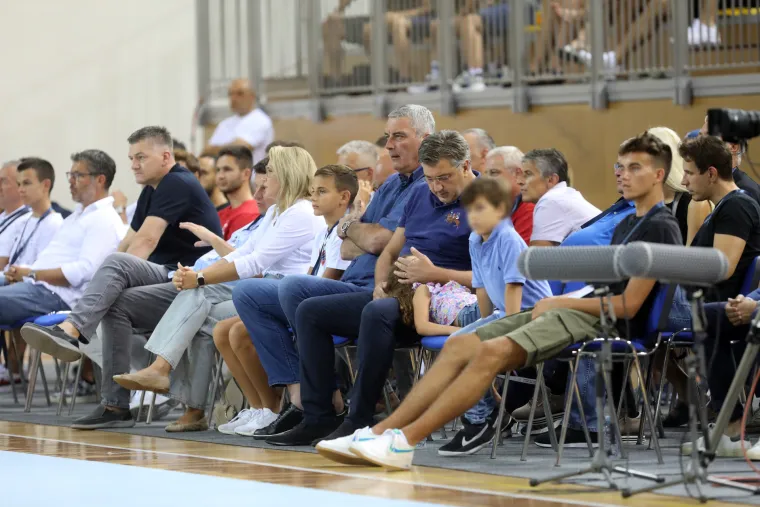 U kolovozu ove godine pratio je sport koji najvi&scaron;e voli - ko&scaron;arku. S djecom je sudjelovao na predkvalifikacijskoj utakmici za Europsko prvenstvo u srazu Hrvatske i &Scaron;vicarske. U mladosti je i trenirao sport, a kada je imao 14 godina učlanio se u KK Maksimir.  