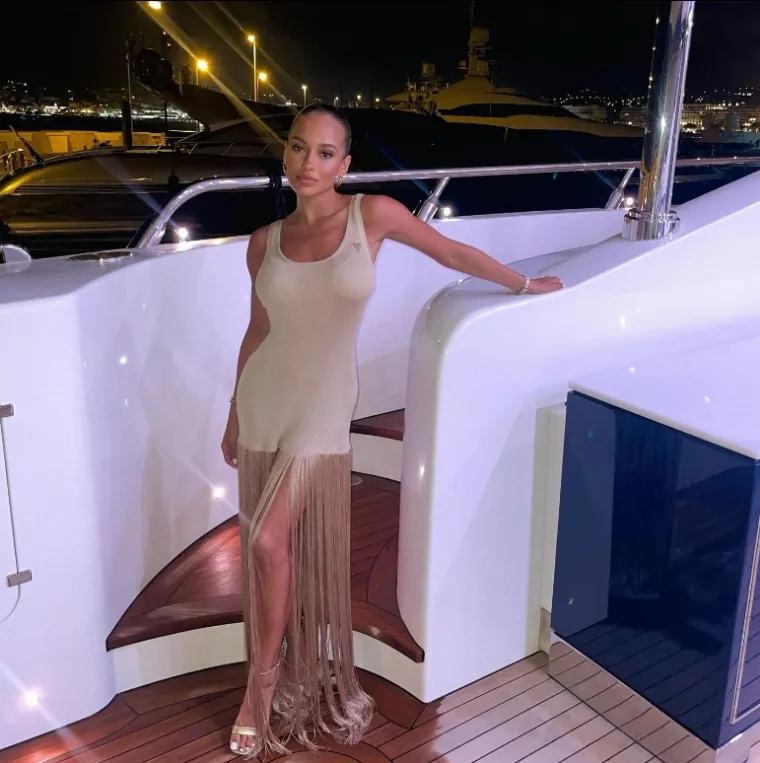 Pobjeđuje u nogometu, ali i van njega: Benzema uzeo Zlatnu loptu pa proslavio u društvu atraktivne djevojke