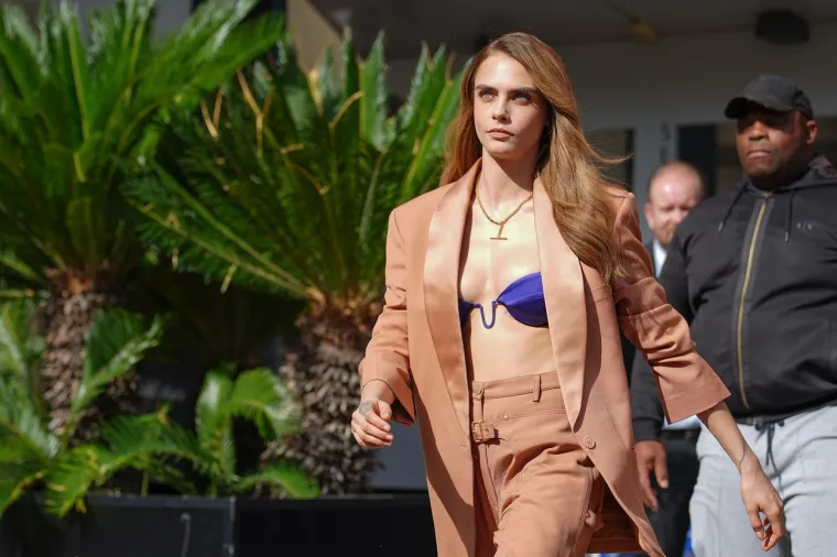Pričalo se da ju je razorila droga, ali Cara Delevingne je u Cannesu osvanula u sjajnom izdanju, i to bez majice