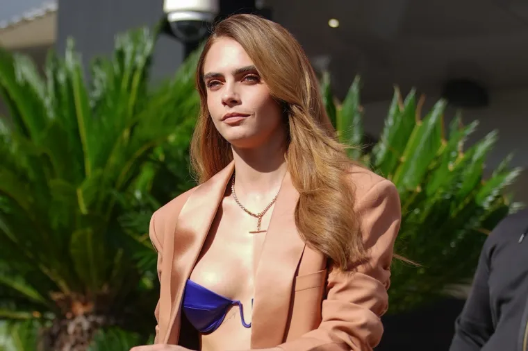 Pričalo se da ju je razorila droga, ali Cara Delevingne je u Cannesu osvanula u sjajnom izdanju, i to bez majice