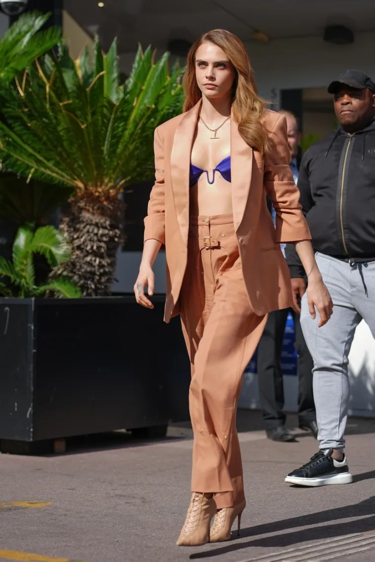 Pričalo se da ju je razorila droga, ali Cara Delevingne je u Cannesu osvanula u sjajnom izdanju, i to bez majice