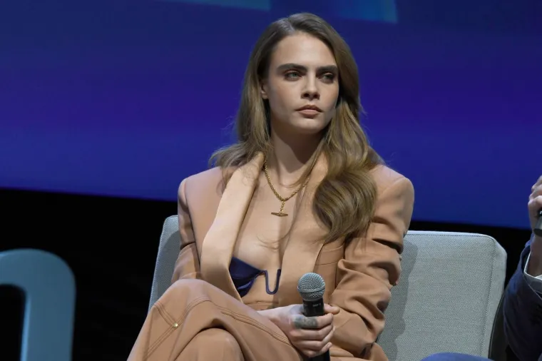 Pričalo se da ju je razorila droga, ali Cara Delevingne je u Cannesu osvanula u sjajnom izdanju, i to bez majice