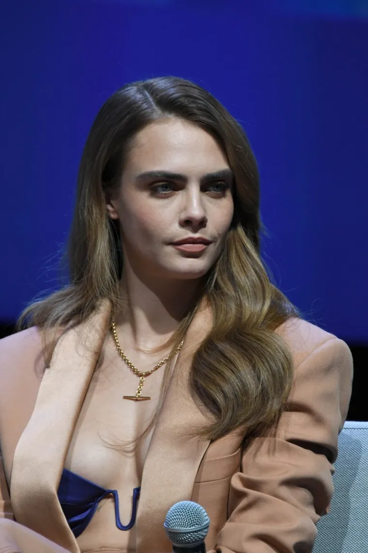 Pričalo se da ju je razorila droga, ali Cara Delevingne je u Cannesu osvanula u sjajnom izdanju, i to bez majice