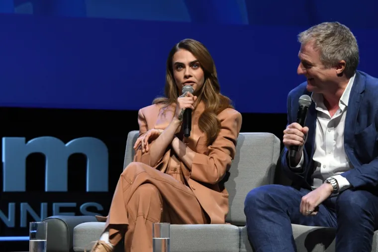 Pričalo se da ju je razorila droga, ali Cara Delevingne je u Cannesu osvanula u sjajnom izdanju, i to bez majice