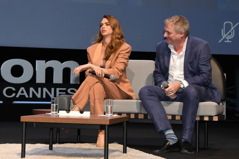 Pričalo se da ju je razorila droga, ali Cara Delevingne je u Cannesu osvanula u sjajnom izdanju, i to bez majice