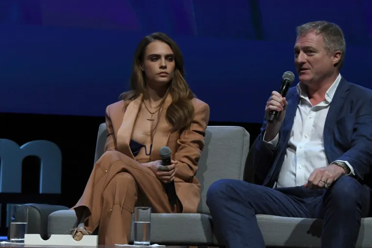 Pričalo se da ju je razorila droga, ali Cara Delevingne je u Cannesu osvanula u sjajnom izdanju, i to bez majice