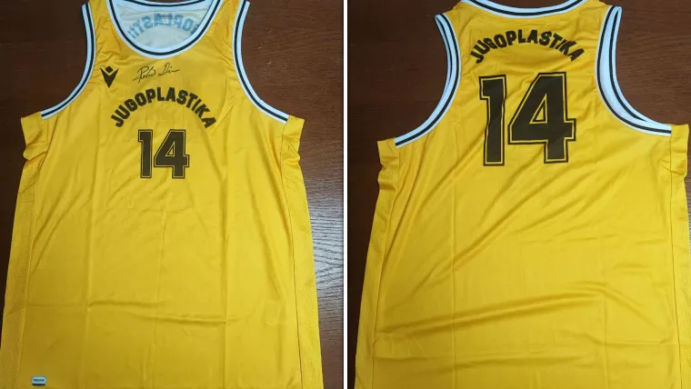 Potpisana replika dresa Jugoplastike Dina Rađe