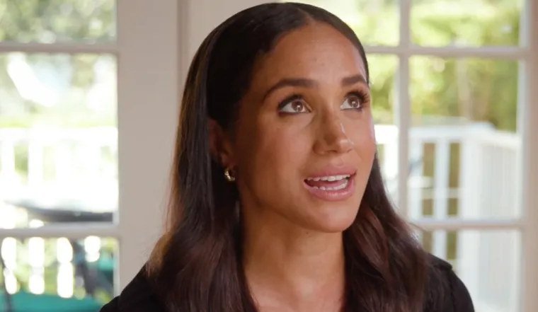 Markle se prisjetila i svog prvog službenog angažmana s kraljicom te je kazala kako je to bilo posebno. Otkrila je i kako su kao obitelj pretrpjeli ovaj gubitak. &quot;U velikim trenucima u životu dobivate mnogo perspektive. Zapitate se na što želite fokusirati svoju energiju. Trenutno se osjećamo energično i uzbuđeno zbog svih stvari koje smo dosad gradili. Također smo fokusirani na našu obitelj i posao. Veliki dio posla koji radimo uključuje filantropski rad&quot;, kazala je.