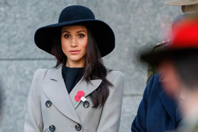 Vojvotkinja od Sussexa je u epizodi iznijela svoje mišljenje zašto se žene često naziva &apos;ku*****&apos;. 