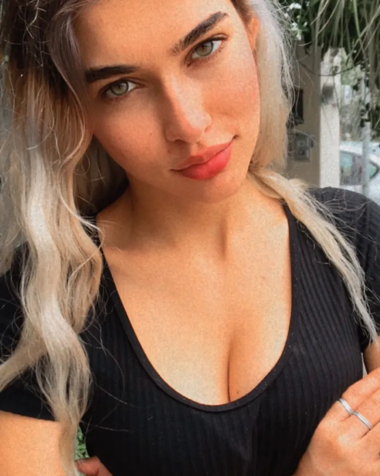 Utoliko pomalo čudi što još uvijek nije promijenila radno mjesto, našla barem donekle bolje plaćen posao.