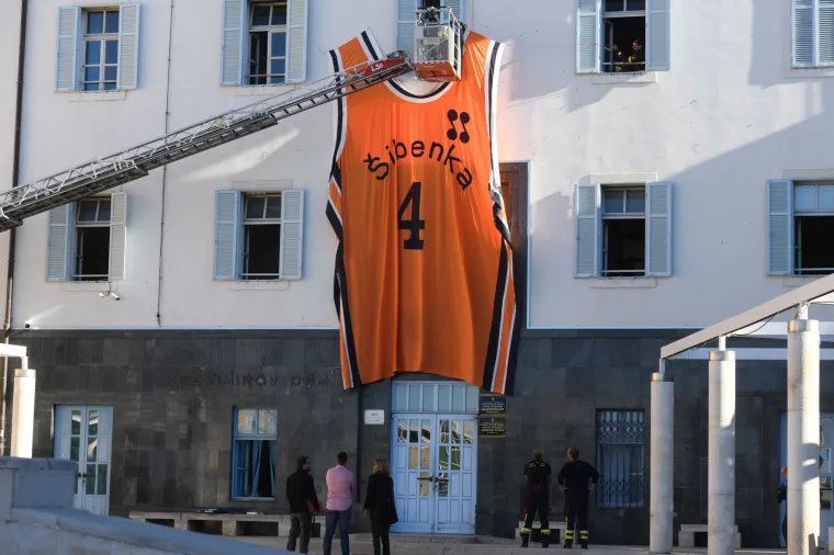 Na zgradu gradske uprave u Šibeniku postavljen veliki dres Dražena Petrovića: Evo koji je razlog