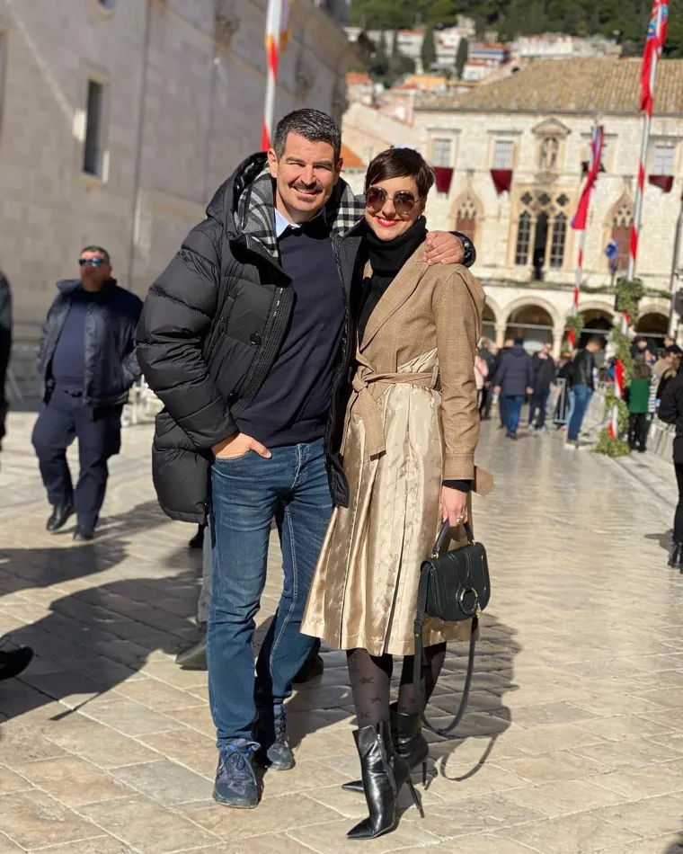 Navodno je na priznanje Pecotića njegova uskoro bivša supruga Irena ostala zatečena i bez teksta, pišu mediji. Irena je preko noći postala tražen pojam, od anonimne žene postala je &quot;ostavljena žena&quot; o čijem razvodu se ne prestaje pričati. No, ona za razliku od uskoro bivšeg supruga i njegove nove odabranice Silvije Dvornik, svoj profil na Instagramu nije zatvorila. &quot;Iskreno, stvarno bih to preskočila&quot;, kazala je ljubazno Irena Pecotić kada su je novinari Slobodne Dalmacije zamolili za komentar o razvodu od supruga.