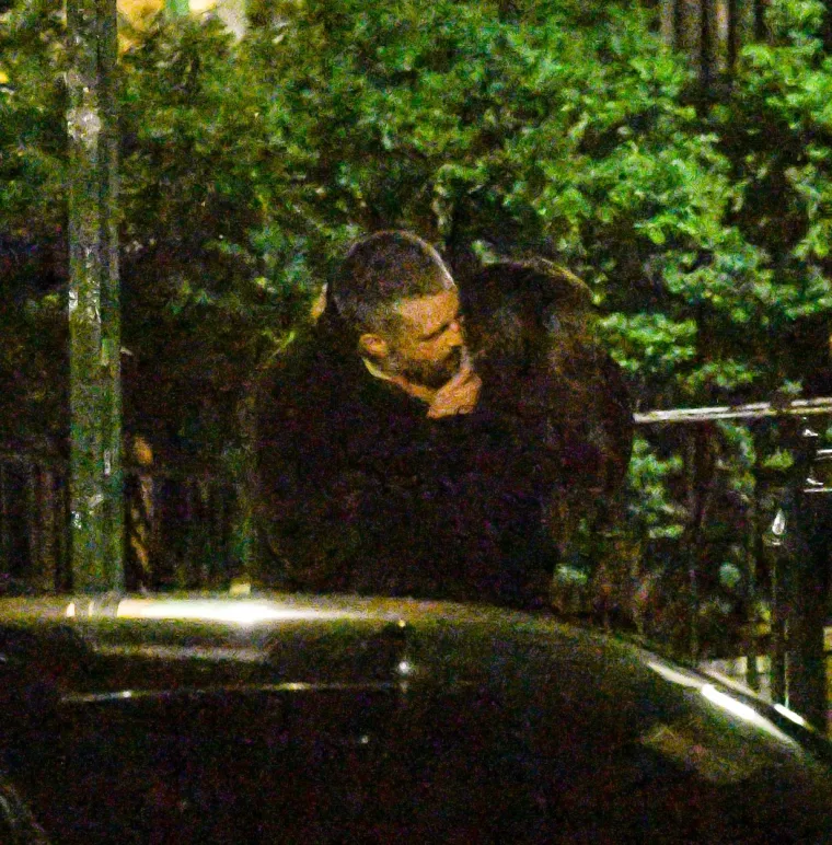 Emily Ratajkowski fotografirana je kako se ljubi s DJ Oraziom Rispom u New Yorku, usred medijskih napisa da je hodala s Bradom Pittom. 