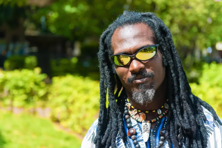 Jedan mještanin, koji je poznat kao Short Boss prodaje marihuanu na plaži i kaže da turisti imaju posebnu fantaziju o muškarcima čija je kosa u dreadlocksima. Napomenuo je da su turisti spremni platiti više za &apos;autentičnije&apos; iskustvo. Provodi vrijeme obilazeći i izlazeći s naseljenih plaža u vlasništvu privatnih hotela. Iako je pristup dopušten samo onima koji nose hotelsku narukvicu, mnogi prodavači plivaju ispod barijera.
