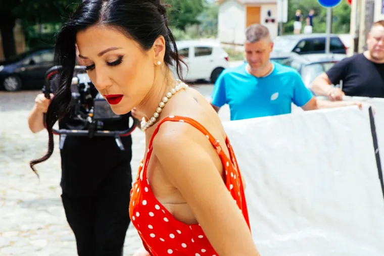 Ana Rucner prošetala ulicama Beograda, zbunila sve ekstravagantnim izgledom, a onda je započeo pravi dernek!