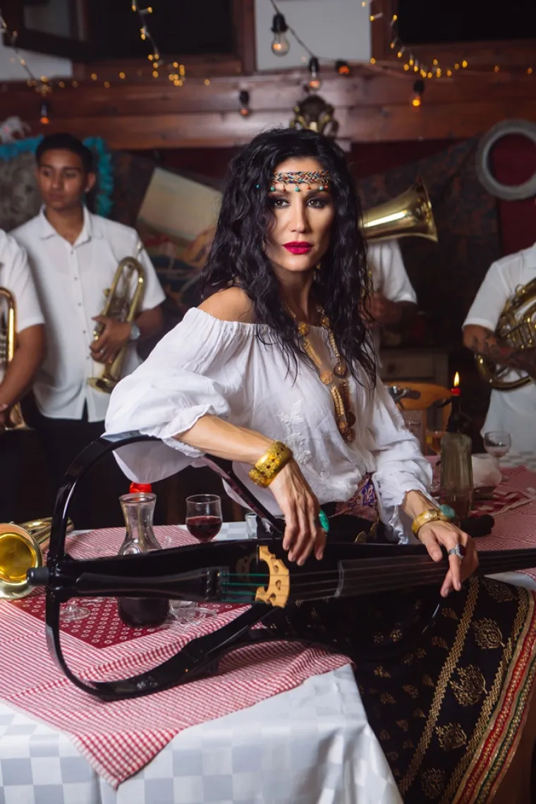 Ana Rucner pro&scaron;etala ulicama Beograda, zbunila sve ekstravagantnim izgledom, a onda je započeo pravi dernek!