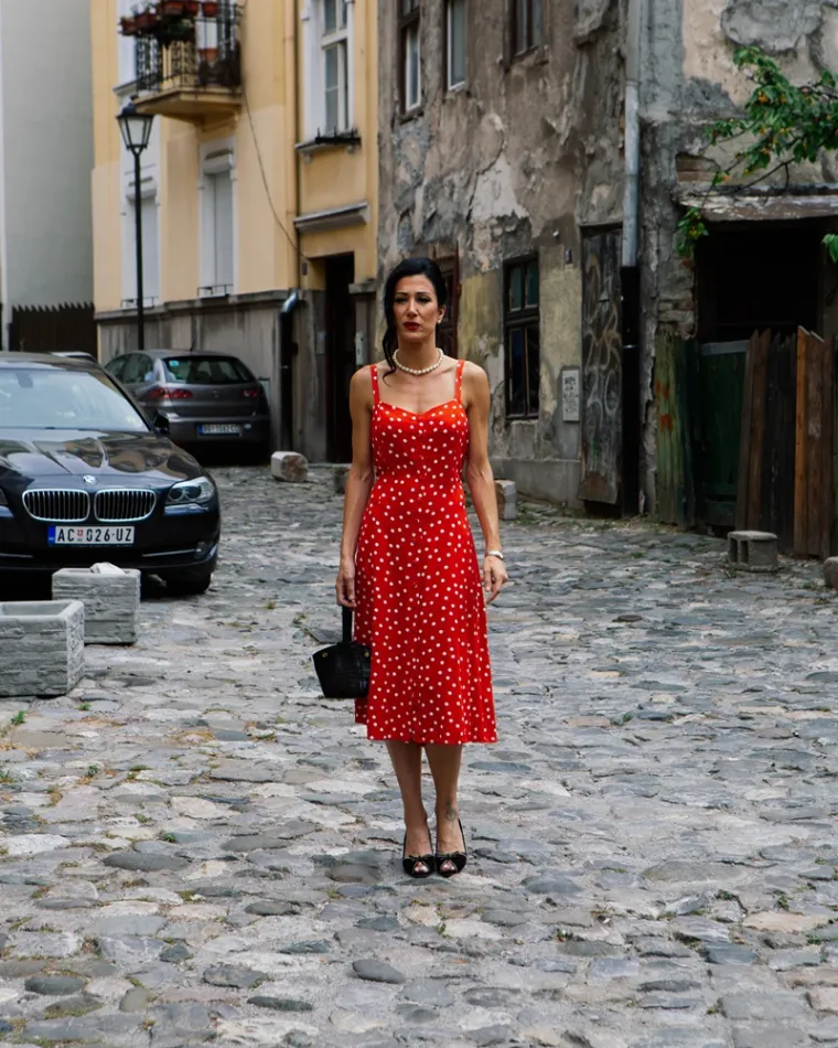 Ana Rucner pro&scaron;etala ulicama Beograda, zbunila sve ekstravagantnim izgledom, a onda je započeo pravi dernek!