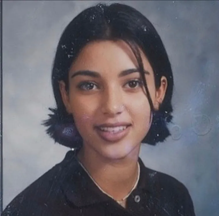 Američka starleta Kim Kardashian u svojoj je autobiografiji otkrila da su joj u pubertetu grudi počele naglo rasti te se bojala da će prerasti željene dimenzije zbog čega je “majku prirodu” pokušala zavarati tako što bi na njih stavljala vruće obloge da uspori rast.