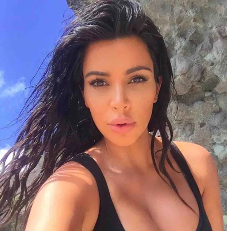 Nakon što je i službeno objavila da je u vezi s reperom i modnim dizajnerom Kanyeom Westom, on je ujedno postao i njen modni agent. Kanye je od Kim zahtijevao da baci svu svoju odjeću i obuću te joj je obećao da će joj ormar napuniti do vrha novim i, prema njegovom mišljenju, primjerenijim modnim komadima. Od tada je Kanye njezin glavni savjetnik kada je odijevanje u pitanju.