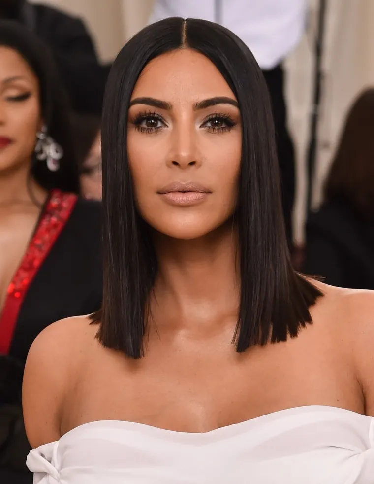Kanye je 2013. godine priznao da se zaljubio u Kim upravo kada je vidio njezinu fotku s Paris Hilton iz Australije 2006. godine. &quot;Znao sam da će biti moja žena jednoga dana. Sjećam se da sam vidio njezinu fotografiju s Paris te sam pitao prijatelja tko je ta Kim Kardijon&quot;, ispričao je reper, koji je dugo vremena krivo pisao ženino prezime. Unatoč svemu, na ljeto 2006. Kanye je kleknuo pred svoju djevojku Phifer, no u travnju sljedeće godine otkazao je zaruke. Osam godina nakon upoznavanja Kim i Kanye su napokon potvrdili svoju vezu. U lipnju 2013. godine na svijet je došla njihova najstarija kći North West. Iste godine Kanye je kleknuo. Kanye i Kim vjenčali su se u svibnju 2014. godine u dvorcu u Firenci. Njihovo drugo dijete, sin Saint West na svijet je došao u prosincu 2015. godine. Treće dijete rodila im je surogat majka, jer je Kim navodno u prve dvije trudnoće imala velike probleme. Surogat majci su dali 45.000 dolara, a kasnije su otkrili da se radi o djevojci u kasnim dvadesetima koja je udana te ima dvoje djece. Kći Chicago dobili su u siječnju 2018., a godinu kasnije Psalm West je došao na svijet. Par je iste godine obnovio zavjete, a još ništa nije ukazivalo na to da će njihova ljubav ići nizbrdo.