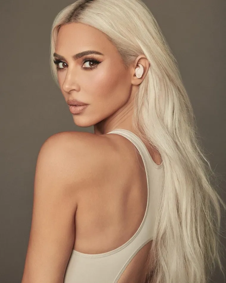 Kim Kardashian - 1.8 milijarde dolara