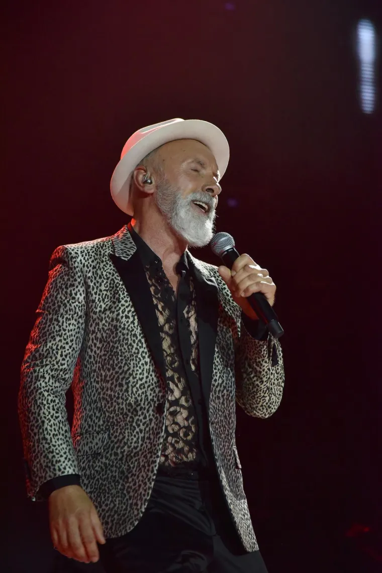 2. Dino Merlin - neto vrijednost 100 milijuna dolara (775.000 kuna) - Merlin je rođen u siromašnoj obitelji. Otac je napustio njega i majku dok je on još uvijek bio dijete. Njegovoj majci se nije sviđala ideja da joj se sin bavi pjevanjem i sve do kraja života se nadala da će se on konačno početi baviti nekim ozbiljnijim poslom. 