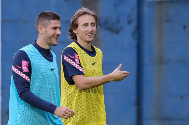 5. Luka Modrić - neto vrijednost 75 milijuna dolara -  Promatrači općenito vide Modrića kao jednog od najboljih veznih igrača svih vremena, a on je i nadaleko poznat kao najbolji hrvatski igrač. Nakon što je karijeru započeo u zagrebačkom Dinamu kao 16-godišnjak, na kraju je stigao do Tottenhama i dugi niz godina igrao u engleskoj Premier ligi. Vrhunac njegove međunarodne karijere vjerojatno je bilo Svjetsko prvenstvo 2018. godine, kada je doveo Hrvatsku do finala, iako nas je na kraju porazila Francuska. 