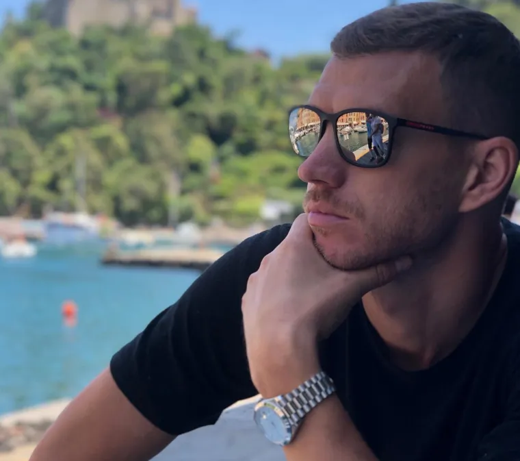 8. Edin Džeko - neto vrijednost 23 milijuna dolara - Edin je poznat i kao &quot;bosanski dijamant&quot;. U kvalifikacijama za Svjetsko prvenstvo u Južnoafričkoj Republici 2010., za bosanskohercegovačku reprezentaciju Džeko je postigao sedam golova. U ožujku 2017. godine postigao je svoj 50. pogodak za reprezentaciju protiv Albanije. U pobjedi Bosne i Hercegovine nad Austrijom, Džeko je postao reprezentativni rekorder po broju nastupa u rujnu 2018. godine. U prvoj utakmici kvalifikacijskog ciklusa za EURO 2020., bosanskohercegovački reprezentativac odigrao je svoju 100. utakmicu za Zmajeve u pobjedi nad Armenijom.